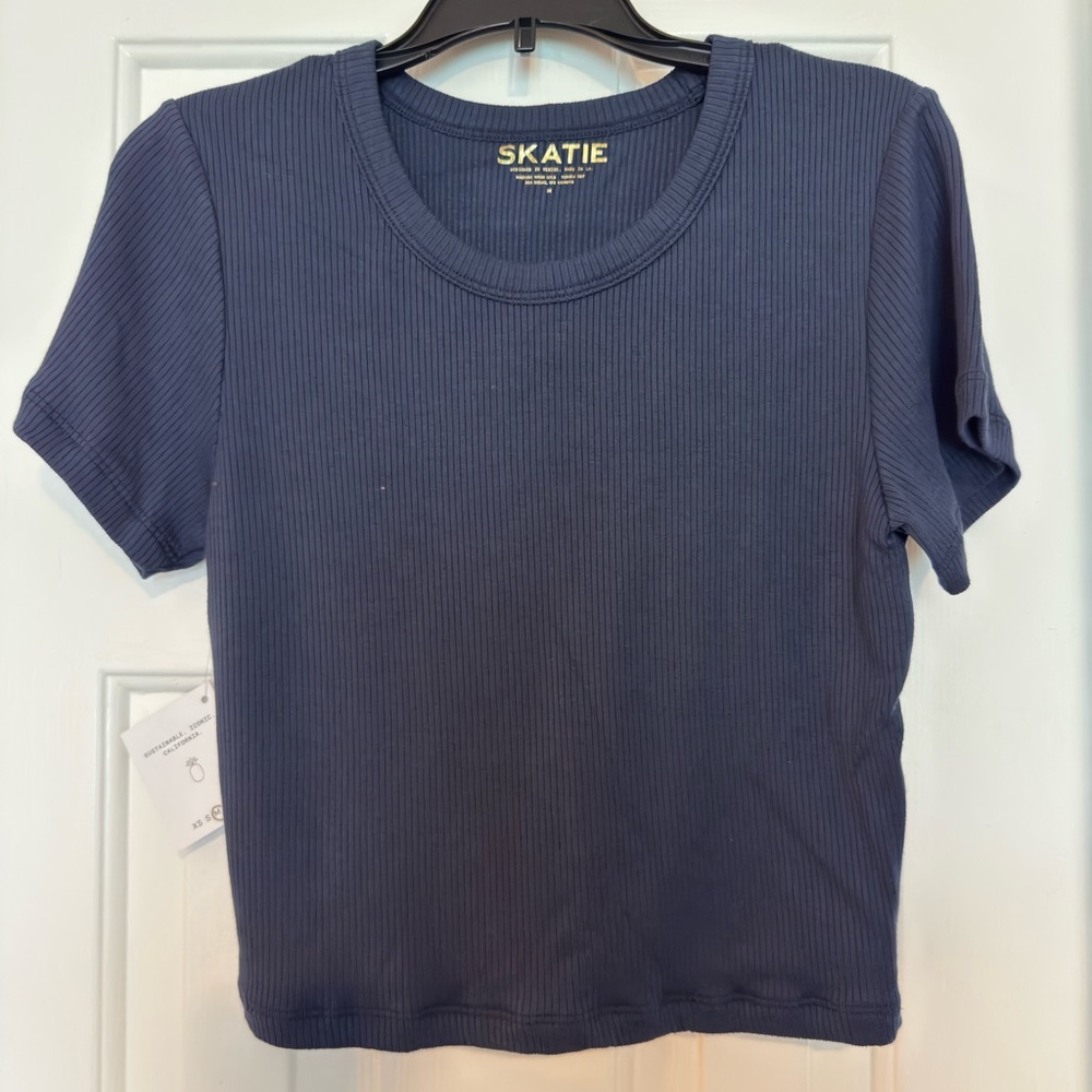 Skatie Ribbed Crop Tee in Navy